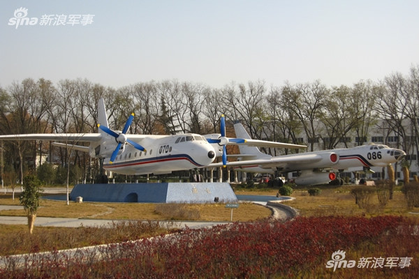 Máy bay vận tải hai cánh quạt Y-7 hay Vân -7 lần đầu tiên được Trung Quốc cho cất cánh vào năm 1970 và tới nay, tổng cộng đã có khoảng 103 chiếc Y-7 từng được Trung Quốc sản xuất. Các đóng góp của Y-7 chủ yếu trong lĩnh vực dân sự khi nó có chi phí vận hành rất rẻ, cung cấp cho các nhà khoa học Trung Quốc khả năng thử nghiệm khoa học ở độ cao tối đa 8000 mét với chi phí ít tốn kém hơn nhiều trước đó. Nguồn ảnh: Sina.