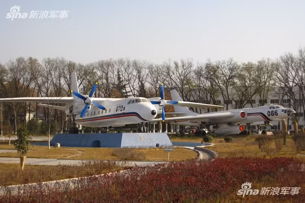 Máy bay vận tải hai cánh quạt Y-7 hay Vân -7 lần đầu tiên được Trung Quốc cho cất cánh vào năm 1970 và tới nay, tổng cộng đã có khoảng 103 chiếc Y-7 từng được Trung Quốc sản xuất. Các đóng góp của Y-7 chủ yếu trong lĩnh vực dân sự khi nó có chi phí vận hành rất rẻ, cung cấp cho các nhà khoa học Trung Quốc khả năng thử nghiệm khoa học ở độ cao tối đa 8000 mét với chi phí ít tốn kém hơn nhiều trước đó. Nguồn ảnh: Sina.