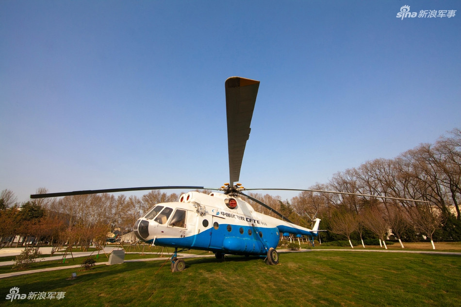 Trực thăng Mi-8/17 - loại trực thăng huyền thoại do Liên Xô sản xuất và là loại trực thăng phổ biến nhất thế giới cho tới tận ngày nay cũng từng được Trung Quốc sản xuất. Phiên bản trực thăng Mi-8 do Trung Quốc sản xuất chủ yếu phục vụ lĩnh vực dân sự và nghiên cứu khoa học. Nguồn ảnh: Sina.