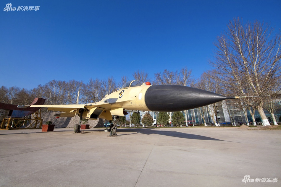 Tiếp theo J-10 là đến J-11. Đây là loại chiến đấu cơ thế hệ ba của Trung Quốc (tương đương thế hệ 4 của quốc tế) và được cho là có thiết kế sao chép bất hợp pháp Sukhoi Su-27 của Nga. Tuy nhiên năm 2009, J-11 vẫn dành được Giải thưởng Khoa học Công nghệ Quốc gia. Trong ảnh là một trong bốn mẫu thử đầu tiên của J-11, được sử dụng để thử nghiệm hệ thống khi động học và hệ thống vũ khí. Nguồn ảnh: Sina.