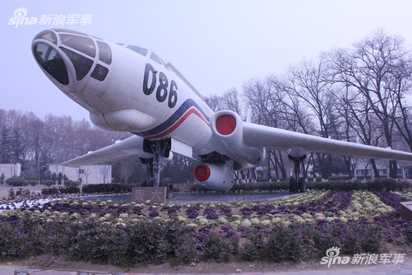 Thành công của việc nghiên cứu và chế tạo các loại máy bay phản lực hiện đại của Trung Quốc không thể thiếu được sự góp sức rất quan trọng của một phiên bản máy bay ném bom H-6 cực dị, đó là phiên bản H-6 dùng để thử nghiệm động cơ phản lực ra đời năm 1976. Phiên bản này có khả năng mang theo một động cơ phản lực các loại dưới bụng kèm các thiết bị đo đạc, cung cấp thông số kỹ thuật thực tế của các loại động cơ mới. Nguồn ảnh: Sina.