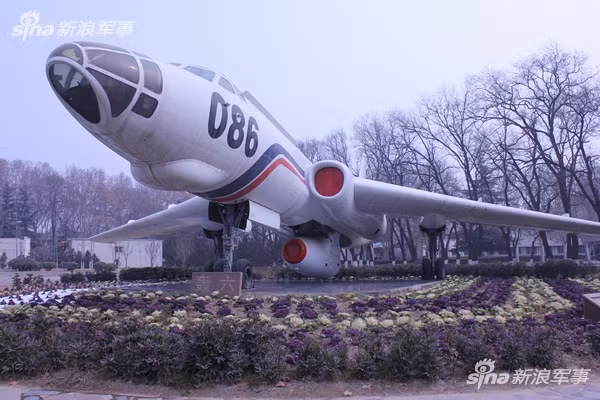 Thành công của việc nghiên cứu và chế tạo các loại máy bay phản lực hiện đại của Trung Quốc không thể thiếu được sự góp sức rất quan trọng của một phiên bản máy bay ném bom H-6 cực dị, đó là phiên bản H-6 dùng để thử nghiệm động cơ phản lực ra đời năm 1976. Phiên bản này có khả năng mang theo một động cơ phản lực các loại dưới bụng kèm các thiết bị đo đạc, cung cấp thông số kỹ thuật thực tế của các loại động cơ mới. Nguồn ảnh: Sina.