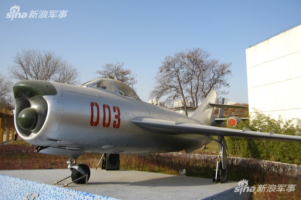 Có thiết kế cửa hút gió ở mũi cực dị, máy bay J-5 là loại phản lực siêu âm đầu tiên từng được Trung Quốc độc lập nghiên cứu và sản xuất. Chiếc J-5 đầu tiên được thực hiện bay siêu âm vào năm 1964 và sau đó đã trở thành máy bay đầu tiên của Trung Quốc tham gia vào thử nghiệm ném bom nguyên tử. Nguồn ảnh: Sina.