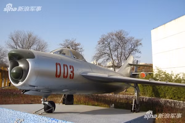 Có thiết kế cửa hút gió ở mũi cực dị, máy bay J-5 là loại phản lực siêu âm đầu tiên từng được Trung Quốc độc lập nghiên cứu và sản xuất. Chiếc J-5 đầu tiên được thực hiện bay siêu âm vào năm 1964 và sau đó đã trở thành máy bay đầu tiên của Trung Quốc tham gia vào thử nghiệm ném bom nguyên tử. Nguồn ảnh: Sina.