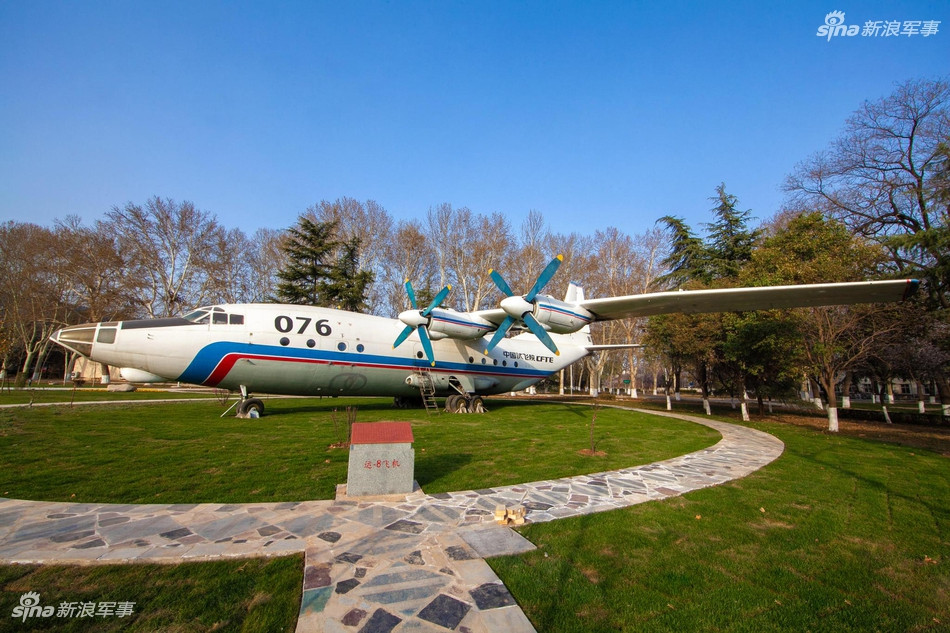 Được thiết kế dựa trên máy bay vận tải An-12 của Liên Xô, Y-8 hay Vân-8 là loại máy bay bốn động cơ cánh quạt do Trung Quốc tự sản xuất và thậm chí còn xuất khẩu ra nước ngoài trong những năm 80 của thế kỷ trước. Loại máy bay này hiện không còn được Trung Quốc sử dụng, đã về hưu từ năm 2010. Nguồn ảnh: Sina.