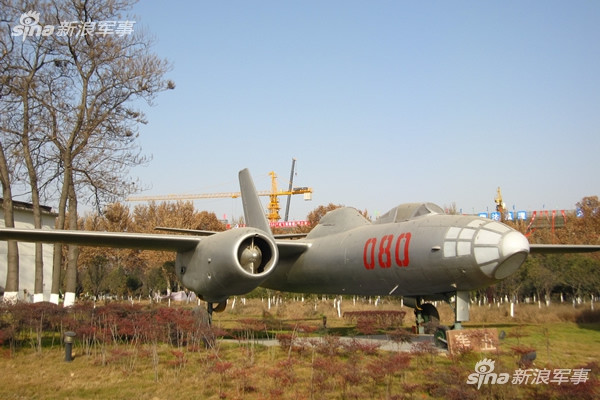 Cuối cùng là loại máy bay tối quan trọng, đóng vai trò then chốt trong việc phát triển chiến đấu cơ sau này của Trung Quốc đó là máy bay... thử nghiệm ghế phóng được phát triển từ phiên bản Harbin H-5. Năm 1978, chương trình nghiên cứu ghế phóng 2-0 - nghĩa là phóng được phi công ra ngoài máy bay an toàn khi máy bay ở độ cao bằng 0 và tốc độ bay bằng 0 đã giành được Giải thưởng Khoa học Công nghệ Quốc gia danh giá. Nguồn ảnh: Sina.