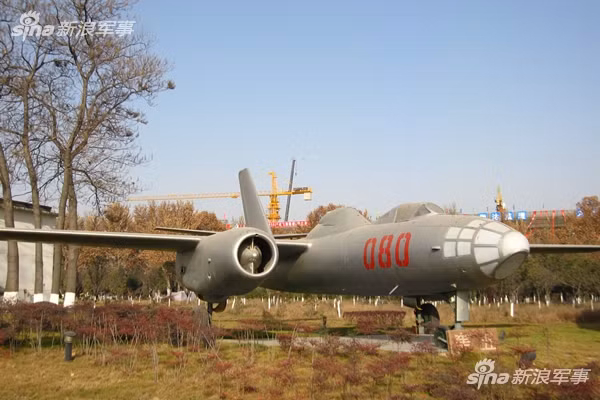 Cuối cùng là loại máy bay tối quan trọng, đóng vai trò then chốt trong việc phát triển chiến đấu cơ sau này của Trung Quốc đó là máy bay... thử nghiệm ghế phóng được phát triển từ phiên bản Harbin H-5. Năm 1978, chương trình nghiên cứu ghế phóng 2-0 - nghĩa là phóng được phi công ra ngoài máy bay an toàn khi máy bay ở độ cao bằng 0 và tốc độ bay bằng 0 đã giành được Giải thưởng Khoa học Công nghệ Quốc gia danh giá. Nguồn ảnh: Sina.