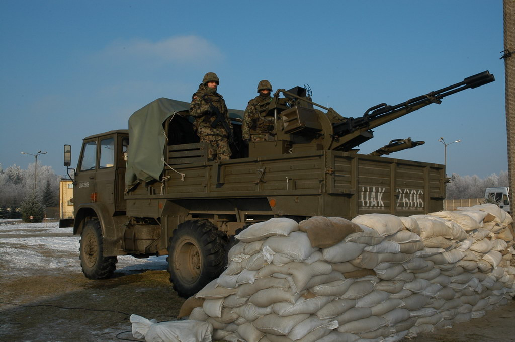 Điểm khó hiểu ở đây đó là tầm bắn tối đa mà ZU-23-2 có thể đạt được hiệu quả chỉ 2,5 km. Điều này có nghĩa ở độ cao lên tới hơn 12.000 mét mà B-52H có thể đạt được, khẩu pháo ZU-23-2 này sẽ hoàn toàn vô dụng. Nguồn ảnh: Flickr.