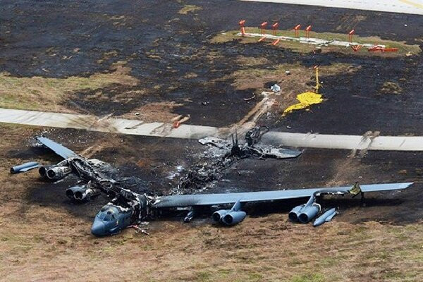 Sau một loạt các vụ tấn công đẫm máu của Taliban ở Afghanistan trong thời gian gần đây, khiến người Mỹ thiệt hại nặng nề. Giới quan sát quốc tế cho rằng có khả năng thông tin Taliban bắn hạ B-52H của Mỹ là thật. Vấn đề bây giờ là Taliban đã sử dụng loại vũ khí gì để bắn hạ được chiếc siêu pháo đài bay được coi là an toàn hàng đầu này? Nguồn ảnh: Tracker.