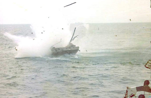 Nhiều trực thăng cỡ lớn không thể hạ cánh trên các tàu khu trục nhỏ nên phi công phải liều mình hạ cánh thẳng xuống nước. Nguồn ảnh: CBS.