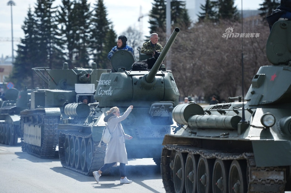 Và trong những ngày cuối tháng 4, người dân ở Saint Petersburg đã tổ chức những buổi tập dượt cuối cùng chuẩn bị cho cuộc diễu hành mừng ngày chiến thắng sẽ được tổ chức tại đây vào cùng giờ với cuộc duyệt binh ở Moscow. Nguồn ảnh: Sina.