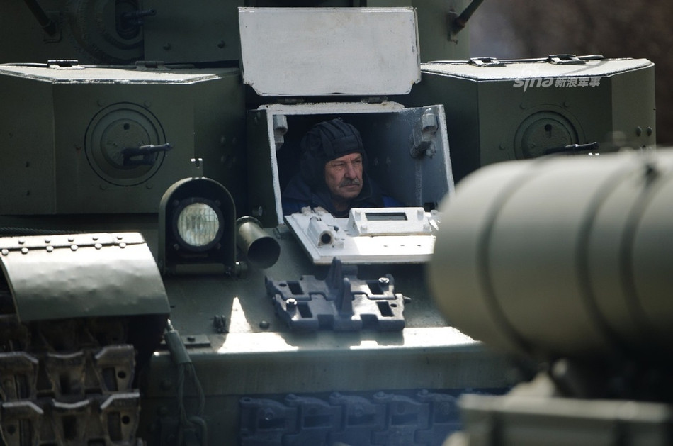 Khác với cuộc duyệt binh ở Moscow, cuộc diễu hành ở Saint Petersburg chỉ có sự tham gia của các loại xe tăng, pháo tự hành cổ - những loại phương tiện từng tham chiến trong Chiến tranh Thế giới thứ hai. Nguồn ảnh: Sina.