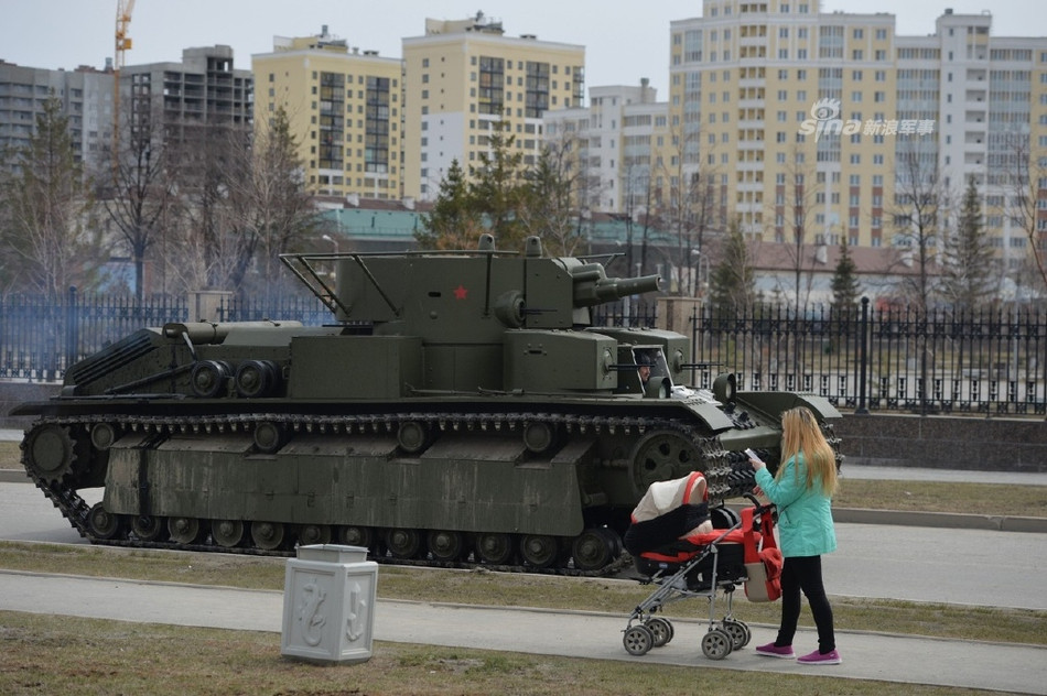 Xe tăng hạng trung T-28 với ba tháp pháo - một trong những loại xe tăng nặng nề và gây phiền toái nhất cho phát xít Đức khi tấn công vào lãnh thổ Liên Xô. Nguồn ảnh: Sina.