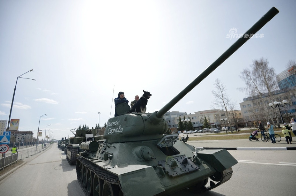 Xe tăng T-34 huyền thoại của Liên Xô. Đây là chiếc xe tăng được sản xuất ở nhà máy Sormovo - nhà máy sản xuất máy cày được đặt ở Saint Petersburg và đã là nơi cho ra đời rất nhiều xe tăng trong Chiến tranh Thế giới thứ hai. Nguồn ảnh: Sina.