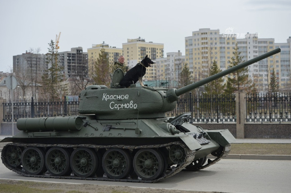 Dòng chữ trên xe tăng có nghĩa Krasnoye Sormovo - tên của nhà máy huyền thoại đặt tại Saint Petersburg. Nhà máy này đã được thành lập từ năm 1849 và hoạt động tới tận ngày nay. Nguồn ảnh: Sina.