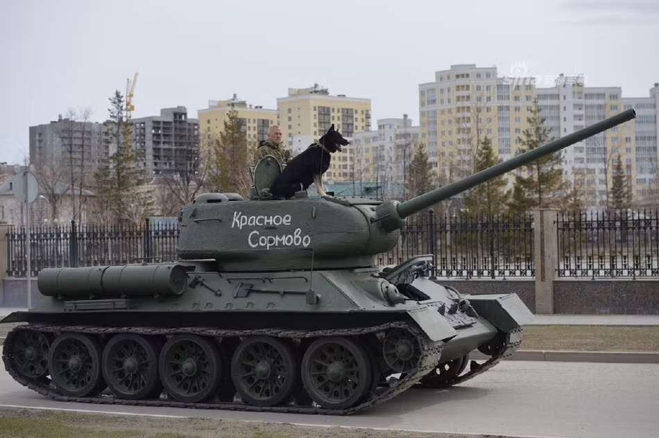 Dòng chữ trên xe tăng có nghĩa Krasnoye Sormovo - tên của nhà máy huyền thoại đặt tại Saint Petersburg. Nhà máy này đã được thành lập từ năm 1849 và hoạt động tới tận ngày nay. Nguồn ảnh: Sina.