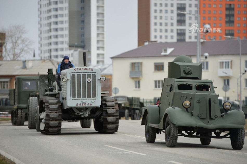 Tất nhiên trong thời bình, nhà máy này vẫn tiếp tục sản xuất máy cày. Cuộc duyệt binh mừng Ngày Chiến Thắng sẽ được tổ chức ở Moscow vào ngày 7/5 này và đồng thời các cuộc diễu hành sẽ được tổ chức tại nhiều thành phố khác trên khắp nước Nga. Nguồn ảnh: Sina.