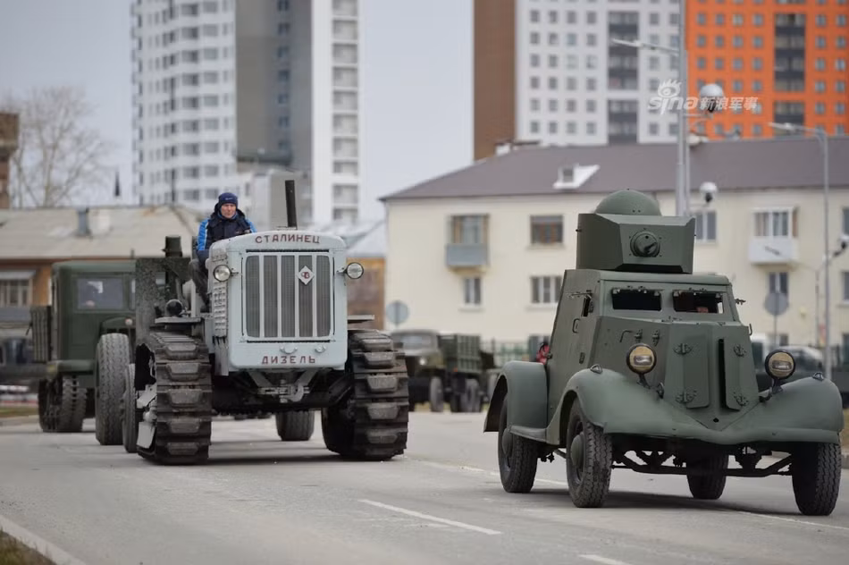 Tất nhiên trong thời bình, nhà máy này vẫn tiếp tục sản xuất máy cày. Cuộc duyệt binh mừng Ngày Chiến Thắng sẽ được tổ chức ở Moscow vào ngày 7/5 này và đồng thời các cuộc diễu hành sẽ được tổ chức tại nhiều thành phố khác trên khắp nước Nga. Nguồn ảnh: Sina.