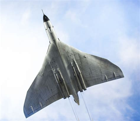 Toàn bộ lực lượng Avro Vulcan được cho về hưu năm 1984 nhưng sau đó, mẫu thử nghiệm của Không quân Hoàng gia Anh mang tên "Spirit of Great Britain" - Tinh Thần Nước Anh được phục chế lại và trở thành máy bay trình diễn. Nguồn ảnh: DGG.