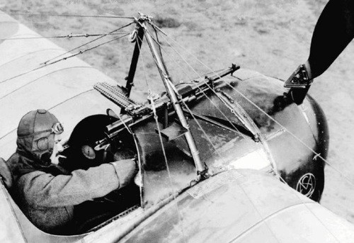 Tiếp theo đó là công nghệ súng máy gắn ở mũi máy bay. Việc gắn súng máy ở mũi máy bay sẽ khiến xạ thủ nhắm bắn chính xác hơn nhiều so với việc để súng máy ở hai bên cánh. Tuy nhiên gắn ở mũi thì đạn sẽ bắn vào cánh quạt và cánh quạt khi đó sẽ phải có tấm bọc giáp để làm đạn nảy ra khi tự dính đạn của mình. Nguồn ảnh: Warhistoryonline.