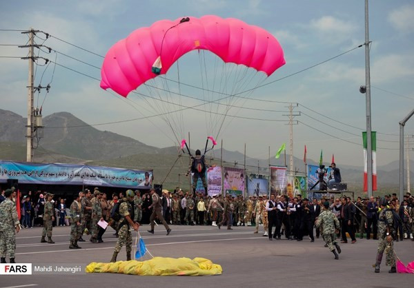Lực lượng đặc nhiệm dù của Iran trình diễn trong buổi lễ duyệt binh. Nguồn ảnh: Farsnews.