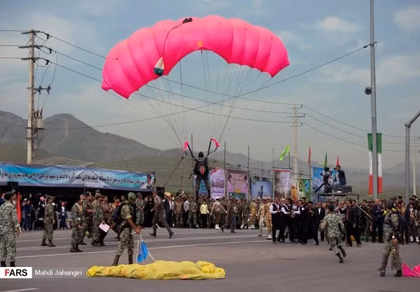 Lực lượng đặc nhiệm dù của Iran trình diễn trong buổi lễ duyệt binh. Nguồn ảnh: Farsnews.