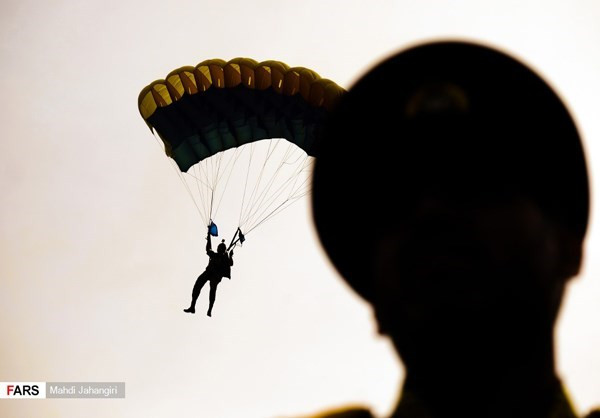 Cuộc duyệt binh lần này của Quân đội Iran cũng là lần đầu tiên có sự tham gia của các máy bay nội địa do nước này độc lập phát triển. Nguồn ảnh: Farsnews.