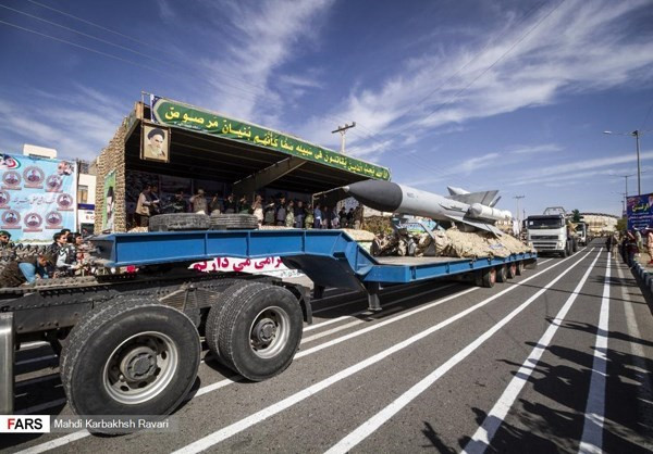 Các loại tên lửa do Iran tự chế tạo xuất hiện trong cuộc duyệt binh. Nguồn ảnh: Farsnews.