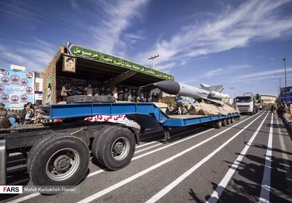 Các loại tên lửa do Iran tự chế tạo xuất hiện trong cuộc duyệt binh. Nguồn ảnh: Farsnews.