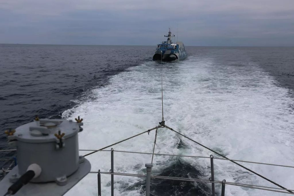 Mặc dù được trang bị vũ khí khá hiện đại, tuy nhiên năng lực phòng không và tự vệ trước các hệ thống tên lửa chống hạm của Type 22 được cho là khá kém. Điều này đồng nghĩa với việc Type 22 sẽ chỉ hoạt động an toàn và hiệu quả nhất trong tầm yểm trợ phòng không của các loại tên lửa phòng không hoặc trong tầm chiếm ưu thế trên không của không quân Trung Quốc. Nguồn ảnh: QQ.