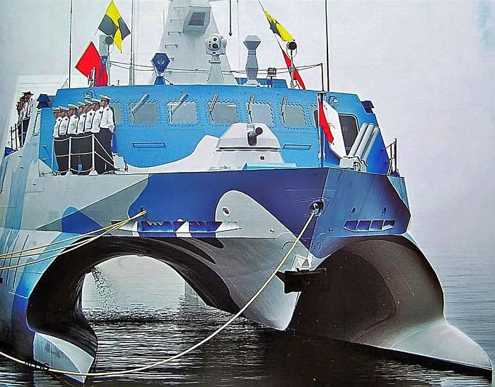 Cận cảnh hệ thống đa thân của tàu - thiết kế này cho phép tàu tên lửa Type 22 giảm độ giãn nước xuống tối đa và tiết diện với mặt nước cũng được giảm xuống rất thấp - khiến nó không chịu nhiều lực cản của nước khi di chuyển. Nguồn ảnh: QQ.