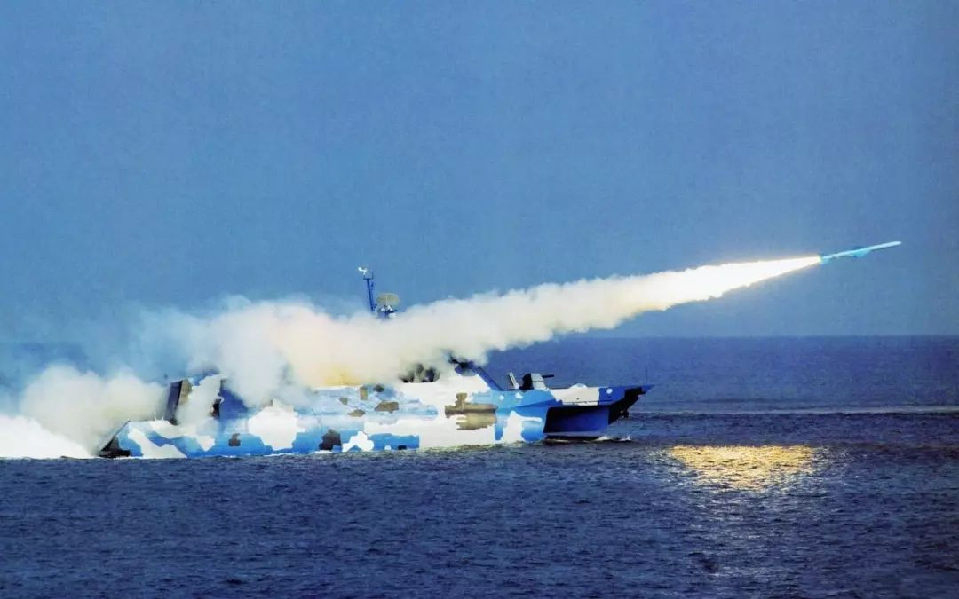 Tàu có biên chế đầy đủ 12 thuỷ thủ đoàn. Cơ cấu vũ khí trên tàu bao gồm 8 tên lửa chống hạm C-801/802/803 hoặc tên lửa phòng không tầm gần cỡ nhỏ QW. Nguồn ảnh: QQ.