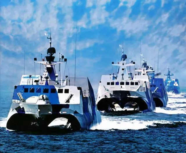 Ngoài ra, phía trước mũi tàu còn được trang bị một khẩu pháo cao tốc loại AO-18 6 nòng mỗi nòng cỡ 30mm. Đây là loại pháo cao tốc tương tự như AK-630 huyền thoại của Liên Xô/Nga. Nguồn ảnh: QQ.