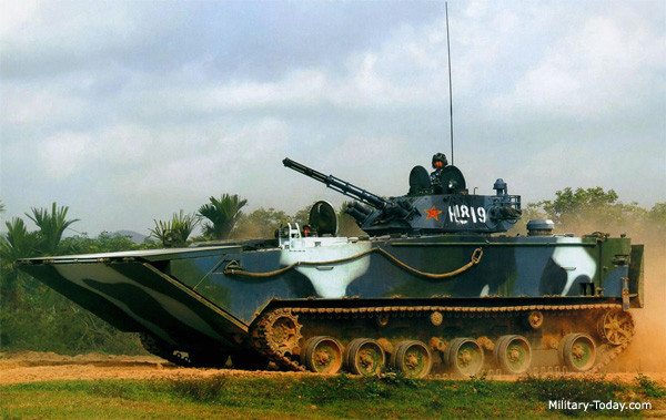 Có thể coi ZBD-05 là loại phương tiện lưỡng cư có tốc độ nhanh nhất hiện nay khi nó có thể "rẽ nước" với tốc độ tối đa lên tới 18 km/h - tốc độ trong mơ của nhiều loại phương tiện chở quân lội nước mà Mỹ và Nga đang có trong tay. Nguồn ảnh: NI.