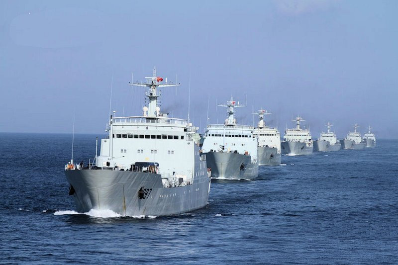 Type 072A của Hải quân Trung Quốc có kích thước chỉ bằng với một khinh hạm, chứa được 300 lính hoặc 800 tấn hàng. Điểm chết người của loại phương tiện này là nó rất nhỏ và có thể nguỵ trang thành bất cứ tàu buôn, tàu đánh cá nào và bất chợt tung quân đổ bộ trước sự ngỡ ngàng tột độ của đối phương. Nguồn ảnh: NI.