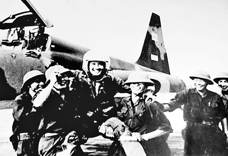 16:15 phút ngày 28/4, năm chiếc A-37 vượt sông Sài Gòn và đưa sân bay Tân Sơn Nhất vào tầm ngắm. Chỉ trong ít phút, năm chiếc A-37 nối đuôi nhau bổ nhào cắt bom chính xác, vô hiệu quá một loạt máy bay địch khi chúng còn chưa kịp hiểu chuyện gì đang xảy ra vì vẫn nghĩ rằng tốp A-37 này là "bạn" chứ không phải của quân giải phóng. Nguồn ảnh: KQND.