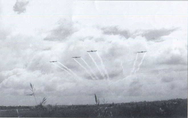 Trong những ngày đầu tháng 4 năm 1975, khi thế tiến công của các cánh quân giải phóng đang trên đà thần tốc không gì cản nổi, Bộ tư lệnh chiến dịch Hồ Chí Minh đã đồng ý cho phép sử dụng máy bay địch để đánh địch, và mục tiêu là sân bay lớn nhất miền Nam Việt Nam thời bấy giờ - sân bay Tân Sơn Nhất. Nguồn ảnh: KQND.