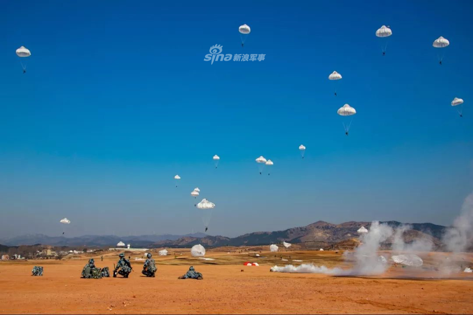 Theo nhiều tài liệu, lực lượng dù của Trung Quốc có khả năng triển khai tới bất cứ nơi nào trong lãnh thổ Trung Quốc với thời gian dưới 48 tiếng - đủ để hỗ trợ lực lượng tại chỗ chống trả bất cứ cuộc xâm lược hoặc bạo loạn quy mô lớn nào trong khu vực. Nguồn ảnh: Sina.
