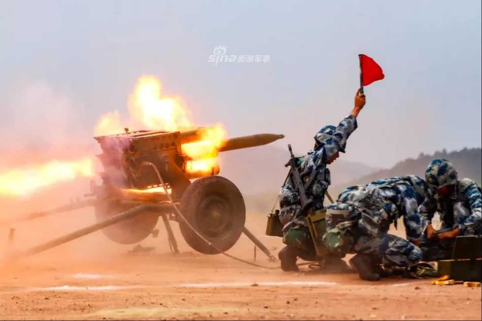 Lực lượng lính dù Trung Quốc được trang bị rất nhiều vũ khí hạng nặng hiện đại, trong đó có các loại xe tăng hạng nhẹ nhảy dù, pháo phản lực phóng loạt... Nguồn ảnh: Sina.