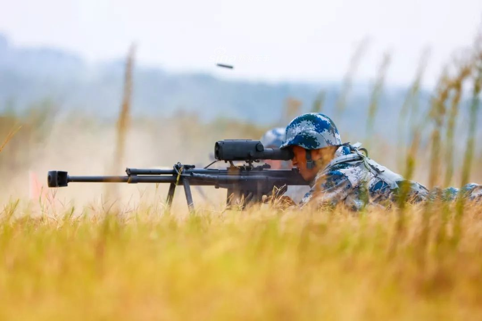 Tổng quân số của lực lượng dù Trung Quốc vào khoảng 30.000 lính. Trong một cuộc tập trận gần đây của lực lượng này, truyền thông Trung Quốc khẳng định 10.000 lính dù đã được triển khai tới Tây Tạng chỉ trong vòng 40 tiếng đồng hồ. Nguồn ảnh: Sina.