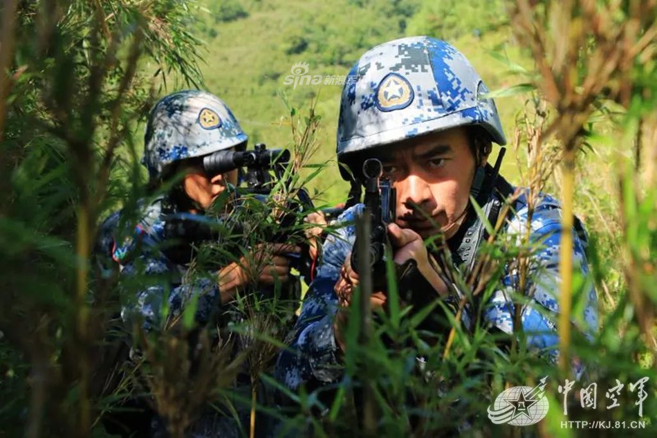 Về trang bị bộ binh thông thường, lính dù Trung Quốc vẫn sử dụng khẩu súng trường tấn công QBZ-95 như vũ khí chính. Nguồn ảnh: Sina.