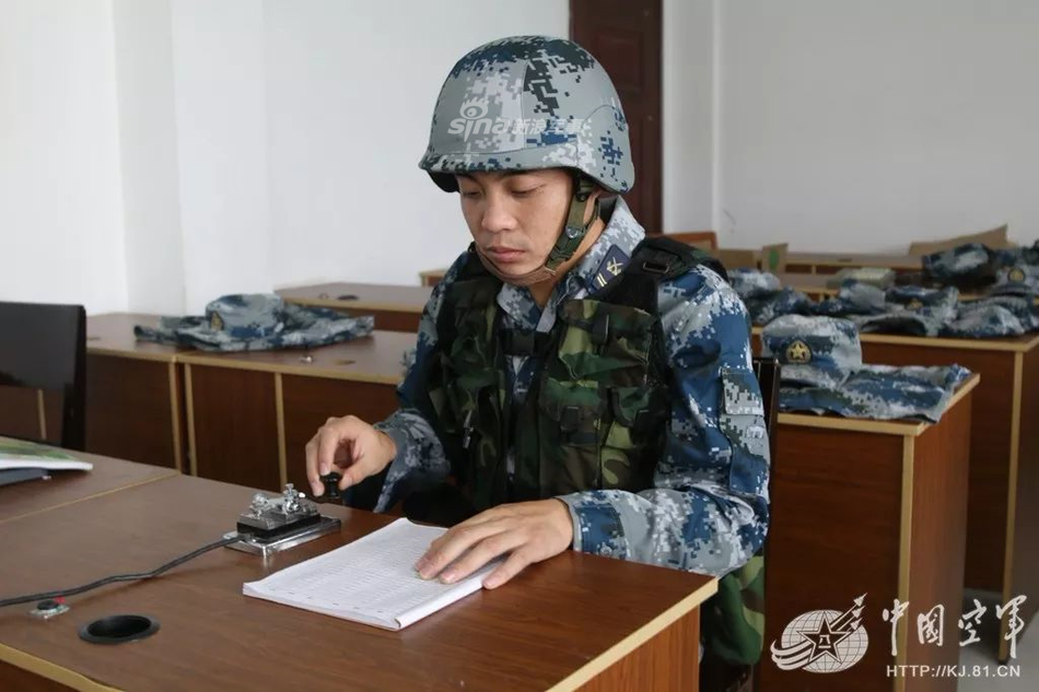 Cơ yếu của lính dù Trung Quốc truyền tin bằng mã Morse. Do không sử dụng bảng chữ cái latin, lính cơ yếu của Trung Quốc phải học thuộc lòng 8000 ký tự tiếng Trung và quy đổi ra số để đánh mã Morse truyền đi. Nguồn ảnh: Sina.