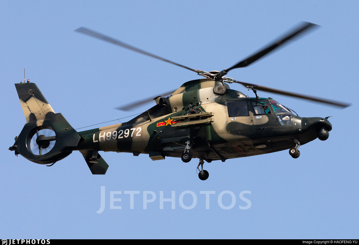 Với nhiệm vụ chống tăng, Z-9 Harbin có khả năng mang theo các tên lửa HJ-8. Loại tên lửa này có trọng lượng tổng cộng 25 kg, chiều dài 1600mm và có tầm bắn tối đa tới 4 km. Nguồn ảnh: Sina.