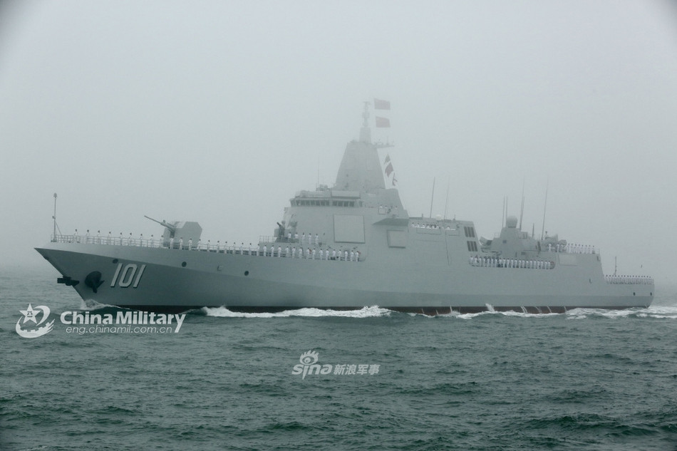 Theo đó trong lễ duyệt binh mừng 70 năm thành lập Hải quân Trung Quốc hôm 23/4 vừa qua đã diễn ra trong tình trạng sương mù dày đặc, tầm nhìn dưới 1 hải lý xung quanh khu vực Quân cảng Thanh Đảo. Nguồn ảnh: Sina.