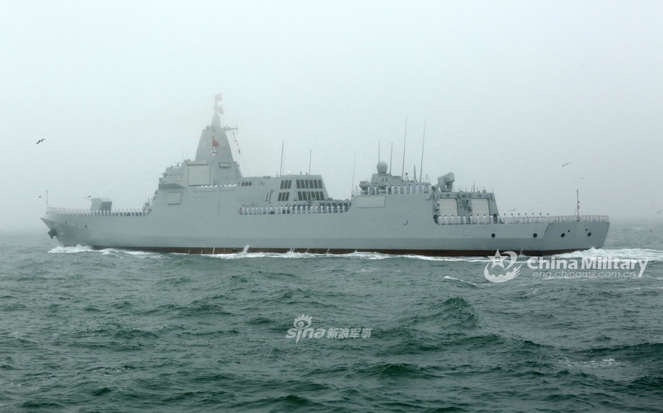 Giữa màn sương mù, khu trục hạm Type 055 đầu tiên của Hải quân Trung Quốc lộ diện trước chứng kiến của hàng trăm ngàn quan khách tham gia lễ duyệt binh. Đây là lần hiếm hoi khu trục hạm này xuất hiện trước công chúng một cách công khai. Nguồn ảnh: Sina.