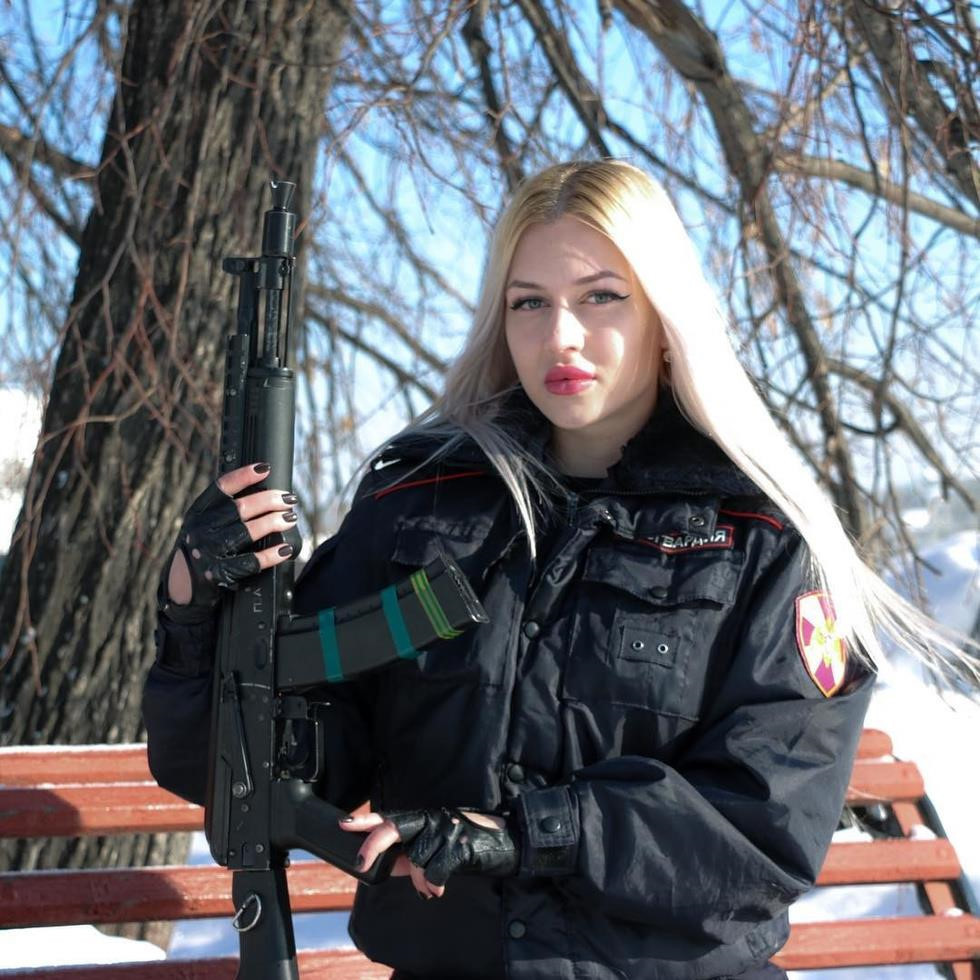 Theo RIA Novosti, hơn 57.000 người đã bỏ phiếu bầu chọn cho Khramtsova. Lực lượng Vệ binh Quốc gia Liên bang Nga (Rosgvardia) là lực lượng quân sự nội bộ của chính phủ Nga, hoạt động độc lập với Quân đội Nga và do Tổng thống Nga Putin trực tiếp điều hành. Ảnh: Instagram/khramtsovaaniya_ifbb.