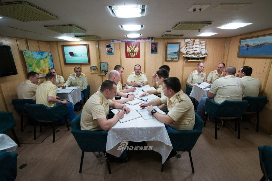 Bếp ăn trên tàu có không gian khá rộng được tận dụng làm phòng họp. Nguồn ảnh: Sina.