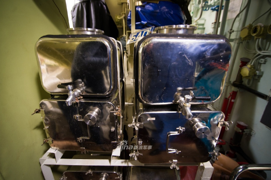 Bếp ăn trên tàu hoạt động 24/24 phục vụ thuỷ thủ đồ ăn nóng liên tục. Nguồn ảnh: Sina.