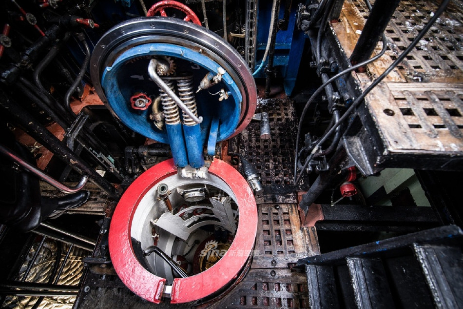 Lối đi xuống tháp chỉ huy của tàu ngầm được thiết kế với van xoay đơn giản kèm theo hệ thống trợ thuỷ lực. Nguồn ảnh: Sina.