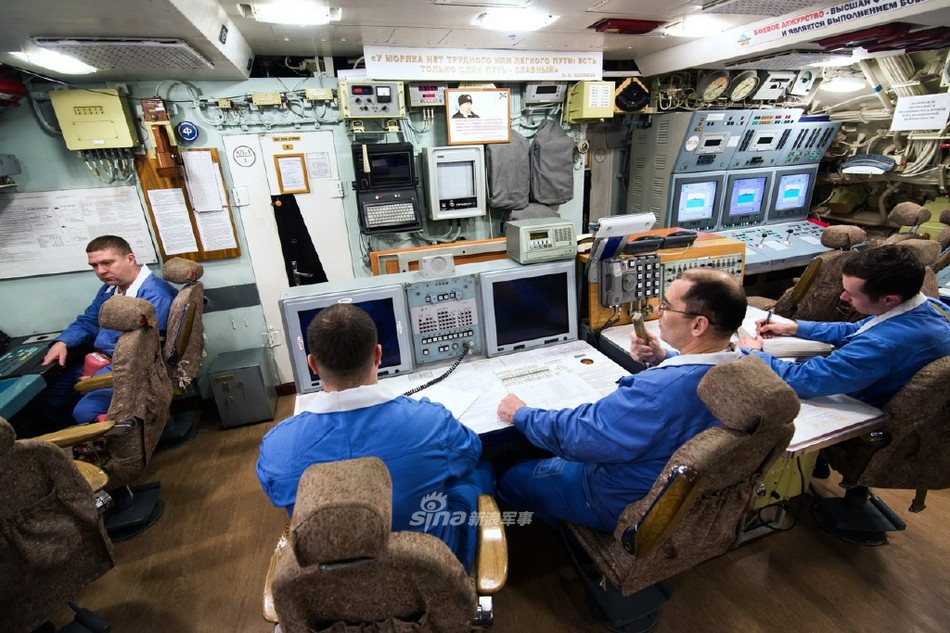 Khoang chỉ huy trên tàu được thiết kế rộng rãi với ghế ngồi cho mọi vị trí. Trong khi đó với tàu ngầm Mỹ, có rất nhiều vị trí phải đứng trong suốt ca trực. Nguồn ảnh: Sina.